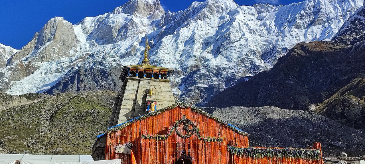 Kedarnath temple in Uttarakhand with snow-covered peaks rising behind it